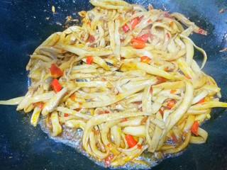 9、比肉还好吃的手撕杏鲍菇,翻炒均匀,大火收汁。