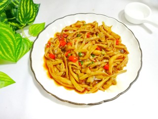 10、比肉还好吃的手撕杏鲍菇,起锅装盘,撒上葱花,肉肉的感觉,两根秒光盘。