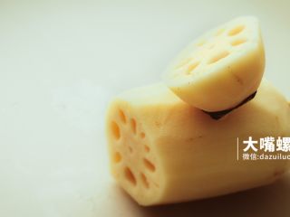 2、滋补红糖糯米藕丨大嘴螺,将洗净的莲藕切口，切到藕的五分之一处（注意：藕的两头不用切）