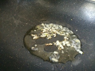 6、鱼香土豆丝,热锅热油放大蒜末炒香