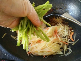 12、鱼香土豆丝,接着加入辣椒丝炒匀