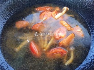 7、番茄蟹味菇鲜虾年糕汤,加入适量的水。