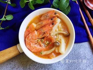12、番茄蟹味菇鲜虾年糕汤,完成。