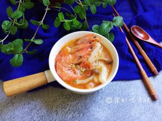 13、番茄蟹味菇鲜虾年糕汤,完成。