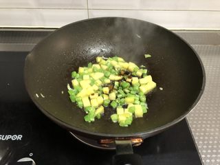 5、豆角焖饭,倒入红烧酱油和食盐翻炒均匀