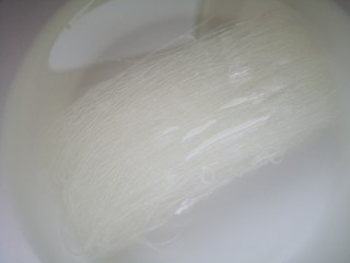 2、白菜粉丝汤,粉丝提前泡一会