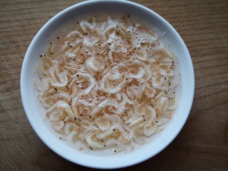 3、白菜粉丝汤,虾皮洗干净泡一会