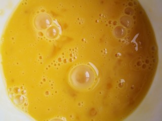 5、白菜粉丝汤,鸡蛋打散备用