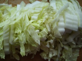 6、白菜粉丝汤,白菜洗干净切成丝