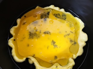 8、白菜粉丝汤,倒入鸡蛋液