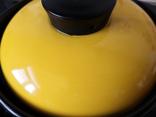 15、白菜粉丝汤,盖上锅盖转小火煮3分钟