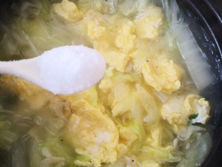 16、白菜粉丝汤,开盖调盐