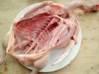 1、海带鸭子汤,准备鸭子