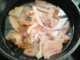 4、海带鸭子汤,锅中烧半锅水把鸭子放进去放入料酒煮开