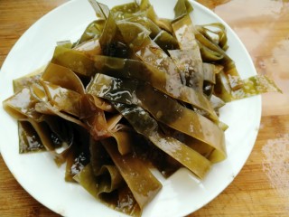 8、海带鸭子汤,海带切条