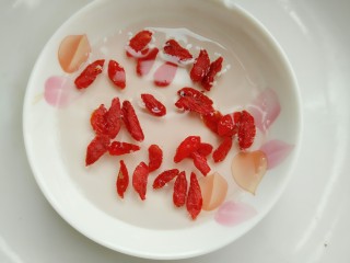 12、海带鸭子汤,枸杞用清水泡开