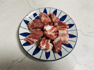 1、花生莲藕排骨汤,排骨一根洗净备用