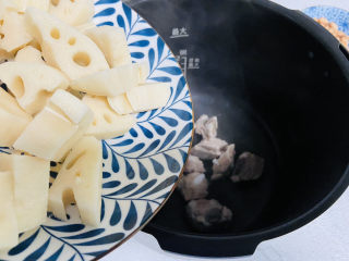 9、花生莲藕排骨汤,倒入莲藕