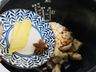 11、花生莲藕排骨汤,放入姜片和八角