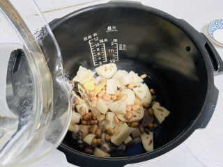 12、花生莲藕排骨汤,加入足够的热水，水量随自己喜好添加