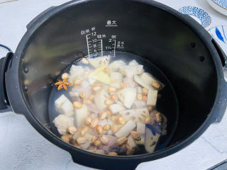 13、花生莲藕排骨汤,适量莫过食材