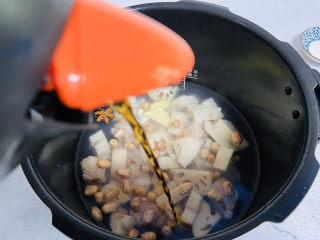 14、花生莲藕排骨汤,倒入一勺料酒