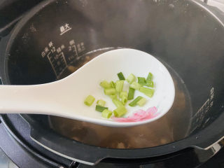 16、花生莲藕排骨汤,待煲汤完成后放入葱花