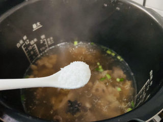 17、花生莲藕排骨汤,加入盐