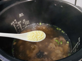 18、花生莲藕排骨汤,鸡精调味