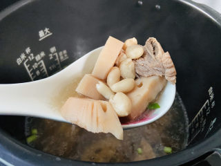 19、花生莲藕排骨汤,搅拌均匀