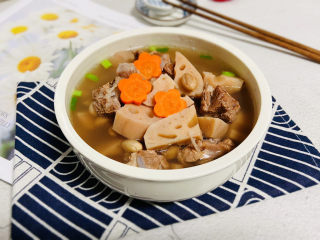 21、花生莲藕排骨汤,花生莲藕排骨汤，鲜美可口