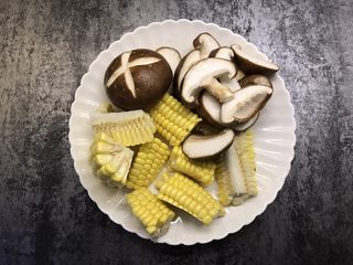 3、筒骨菌菇汤,香菇切片，玉米切小块