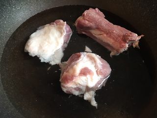 5、筒骨菌菇汤,筒骨洗净，冷水下锅，焯水后捞起