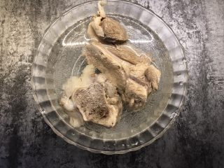 6、筒骨菌菇汤,筒骨焯水后用清水冲洗干净备用