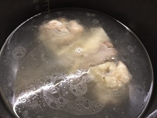 7、筒骨菌菇汤,重新放入冷水锅中，用高压锅炖半小时