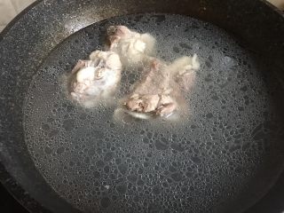 8、筒骨菌菇汤,炖好后倒入炒锅里