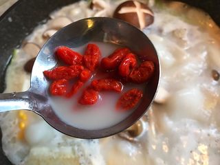 14、筒骨菌菇汤,菌菇熟时放入枸杞