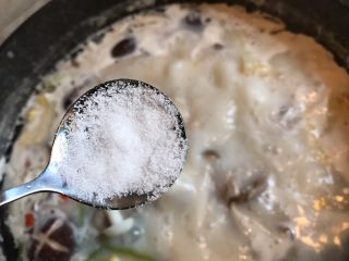 15、筒骨菌菇汤,加入适量盐和胡椒粉调味，喜欢鸡精可以加入适量