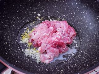 8、黄瓜鸡蛋炒肉片,加入猪肉