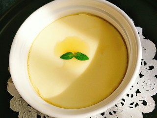 11、水蒸蛋,滴上香油，一朵自己种的蔬菜叶子