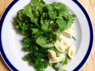 2、番茄金针菇汤,葱、蒜、香菜切碎待用。