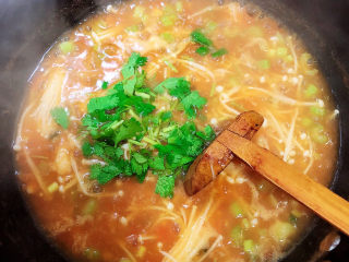 15、番茄金针菇汤,撒上香菜末即可出锅了。