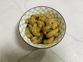 1、虾仁豆腐羹,鲜虾去壳去虾线，虾仁放入碗中加入一勺生抽、料酒，适量的蚝油、白胡椒粉、淀粉、姜丝搅拌均匀腌制十分钟