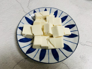 2、虾仁豆腐羹,内酯豆腐切小块