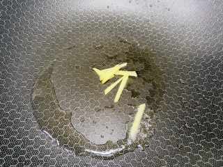 5、虾仁豆腐羹,起油锅放入姜丝爆香