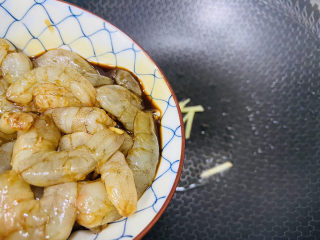 6、虾仁豆腐羹,倒入虾仁