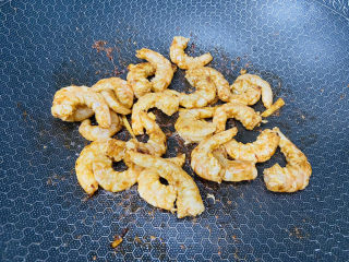 7、虾仁豆腐羹,翻炒至变色