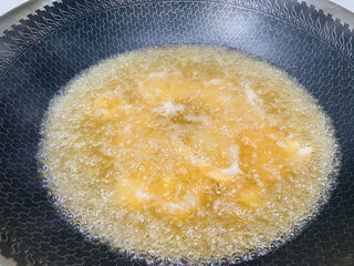 8、虾仁豆腐羹,加入两小碗热水煮开