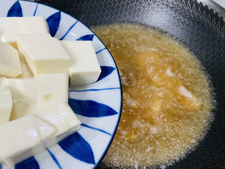 9、虾仁豆腐羹,倒入豆腐煮五分钟