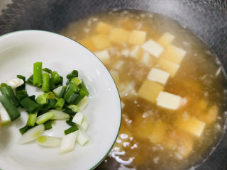 12、虾仁豆腐羹,入葱花